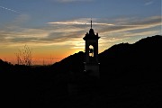 78  Il sole tramonta in Filaressa e dietro il campanile della chiesetta di San Barnaba